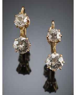 775-BELLOS PENDIENTES ANTIGUOS CON DOS DIAMANTES siendo el inferior de 0.50 ct. aprox. Montura de finas garras en oro amarillo de 18k.