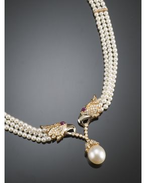 794-GARGANTILLA DE PERLAS CULTIVADAS CON DETALLE DE ÁGUILAS DE BRILLANTES Y OJOS DE RUBI. Montura de oro blanco y amarillo de 18k. Firmada Carrera. Con su