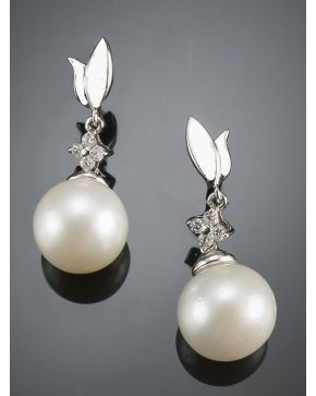 796-PENDIENTES COLGANTES DE BRILLANTES Y PERLA AUSTRALIANA DE 12MM DE DIÁMETRO. Montura de oro blanco de 18k. 