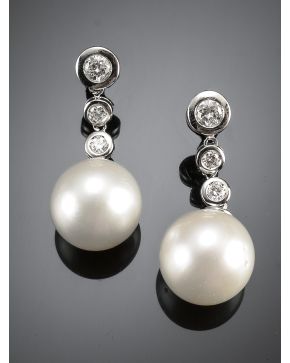 808-ELEGANTES PENDIENTES DE CHATONES DE BRILLANTES Y PERLA AUSTRALIANA DE 14.5MM DE DIÁMETRO. Montura de oro blanco de 18k. 