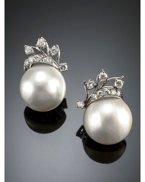 813-PENDIENTES ANTIGUOS DE BRILLANTES Y PERLAS MABÉ. Montura de oro blanco de 18k. 