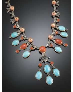 833-ESPECTACULAR GARGANTILLA. ESTILO ANTIGUO DE CABUJONES DE TURQUESA. CORAL. DIAMANTES Y ZAFIROS. Montura de oro rosa de 14k con el frente en plata. 