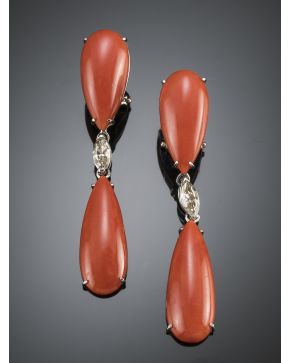 838-ELEGANTES PENDIENTES DE CORAL ROJO MEDITERRÁNEO DE GRAN CALIDAD Y DETALLE DE DIAMANTE CENTRAL MARQUISE. Montura de oro blanco de 18k. 