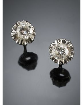 841-PENDIENTES DORMILONAS DE BRILLANTES que suman un total de 0.90 ct. aprox. sobre una montura antigua de oro blanco de 18k. 