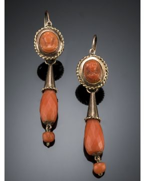 845-PENDIENTES LARGOS ANTIGUOS DE CORAL. Montura de oro amarillo de 9k.