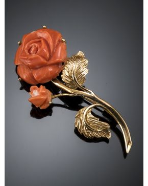 847-BROCHE FLOR DE CORAL MEDITERRÁNEO. AÑOS 80. sobre una montura bellamente cincelada en oro amarillo de 18k.