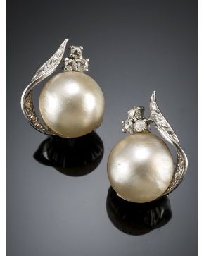 848-PENDIENTES DE PERLAS MABE. AÑOS 50. CON BRILLANTES. Sobre una montura de garras en oro blanco de 18k.