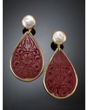 857-PENDIENTES DE PERLAS CULTIVADAS Y JADE ROJO. Montura en plata dorada.