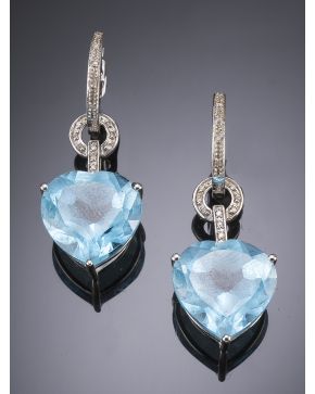 861-PENDIENTES COLGANTES DE BRILLANTES Y TOPACIO AZUL EN FORMA DE CORAZÓN. Montura de oro blanco de 18k.