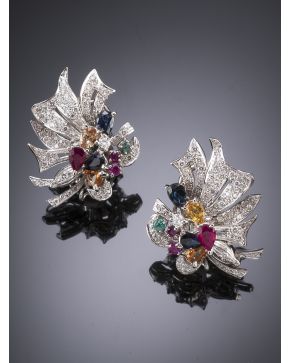 864-ELEGANTES PENDIENTES DE BRILLANTES CON ZAFIROS DE COLORES EN FORMA DE PERA. RUBÍES Y ESMERALDAS. sobre una importante montura de oro blanco de 18k.