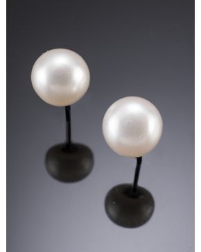 867-PENDIENTES DE PERLAS CULTIVADAS. TIPO BOTÓN. Montura de oro blanco de 18k. 