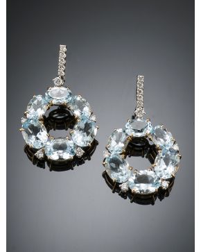 874-ELEGANTES PENDIENTES DE BRILLANTES Y TOPACIOS AZULES. sobre una montura de finas garras en oro rosa de 18k.