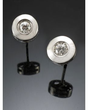 883-PENDIENTES CHATONES DE BRILLANTES. Montura de oro blanco de 18k. 