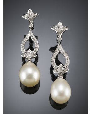 896-ELEGANTES PENDIENTES. ESTILO ANTIGUO. DE BRILLANTES Y BELLAS PERLAS AUSTRALIANAS. TIPO PERA. DE INTENSO ORIENTE. Montura de oro blanco de 18k. 