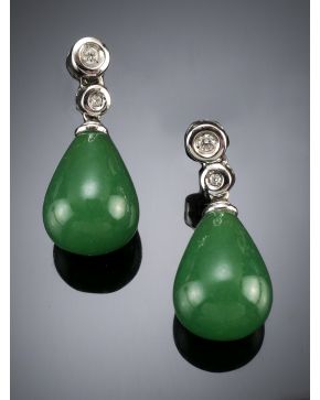 897-PENDIENTES DE BRILLANTES Y PERILLA DE JADE. Montura de oro blanco de 18k.