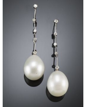 907-ESTILIZADOS PENDIENTES LARGOS DE BRILLANTES EN GARRAS Y GRANDES PERLAS AUSTRALIANAS TIPO PERA. Montura de oro blanco de 18k.