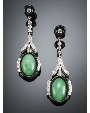 943-ELEGANTES PENDIENTES LARGOS. ESTILO ART DECÓ. DE DIAMANTES. ÓNIX Y CABUJÓN DE JADE. Montura de oro blanco de 18k. 