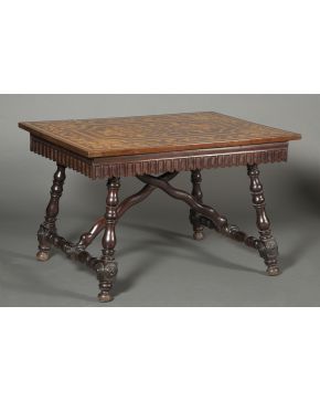 925-Mesa antigua en madera de caoba y marquetería frutal con motivos florales sobre la tapa. Sobre patas torneadas unidas por fiadores de madera rematadas