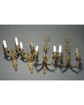 580-Pareja de apliques de dos luces en bronce dorado de estilo neoclásico. Con faltas