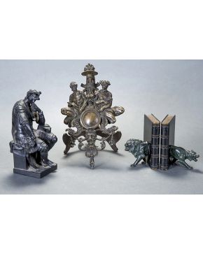 701-Pareja de sujetalibros en bronce pavonado y dorado en forma de libros con figura de león y lobo de medio cuerpo. Desperfectos.