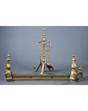 710-Lote de chimenea en bronce. Formado por morillos decorados con volutas. guirnaldas. jarrones y cordones de perlas. y cuelgaútiles con atizador. tenaza