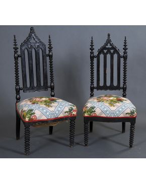 816-Pareja de sillas portuguesas. S. XIX. en madera ebonizada con respaldo y patas de columnas torneadas y respaldo calado. Tapicería floral. 