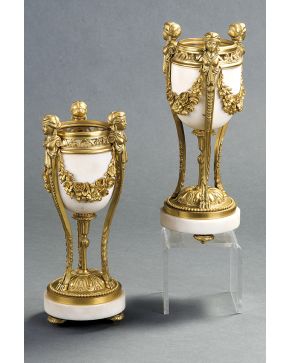 607-Pareja de copas. Francia s. XIX. en alabastro y montura en bronce dorado. Deocradas con hilos de perlas. girnaldas florales y bustos femeninos.