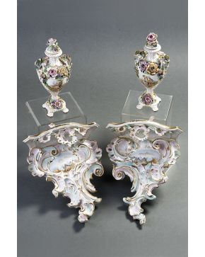 578-Pareja de copas con ménsulas en porcelana. estilo Luis XV. Las peanas en porcelana centroeuropea. Las copas con marcas de Capodimonte. aplicaciones de