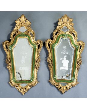 828-Pareja de cornucopias. Italia s. XIX. representando dama y caballero en el espejo. decoradas con cristal de Murano verde y con marco estilo rococó.