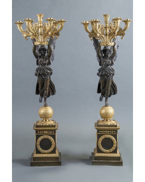 614-Importantes candelabros franceses época Imperio. c. 1850. en bronce dorado y pavonado. Representan dos victorias aladas sujetando corona de laurel. so