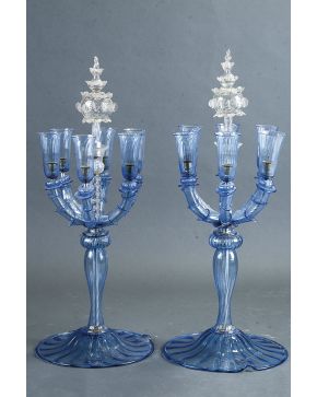 939-Pareja de originales candelabros de Murano de seis luces en cristal combiando azul y blanco.