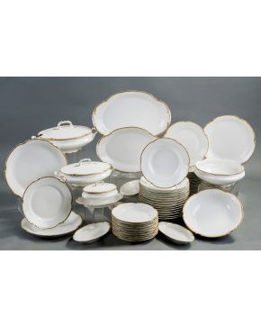 808-Elegante vajilla francesa de Limoges. C. 1900 en porcelana blanca con filo dorado. Compuesta por: 15 platos hondos. 44 platos llanos. 20 platos de pos