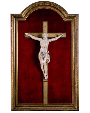 664-Excepcional figura de Cristo crucificado en marfil. S.XIX. Con tres clavos y paño de pureza finamente tallado con greca. Sobre cruz dorada y fondo en 