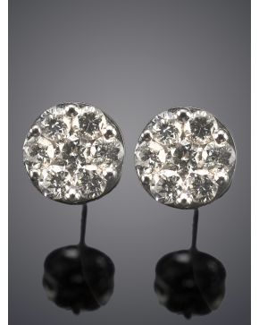 142-ELEGANTES PENDIENTES ROSETONES DE BRILLANTES. que suman un total de 1 ct. apróx. Montura de finas garras en oro blanco de 18 k.