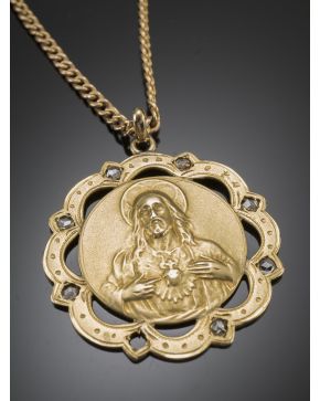 175-MEDALLA RELIGIOSA CON DIAMANTES. TALLA ROSA. Montura y cadena de oro amarillo de 18 k.