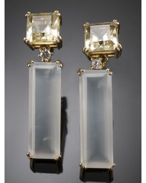 181-PENDIENTES DE CRISTAL DE ROCA Y TOPACIOS AMARILLOS UNIDOS POR BRILLANTE.Montura de finas garras de oro amarillo de 18 k.