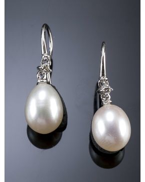 207-ELEGANTES PENDIENTES CON UN BRILLANTE Y UNA PERLA. Montura de oro blanco de 18 k.