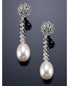 209-BELLOS PENDIENTES DE ROSETONES CON CHATONES ENGASTADOS Y UNA PERLA. Montura de oro blanco de 18 k.