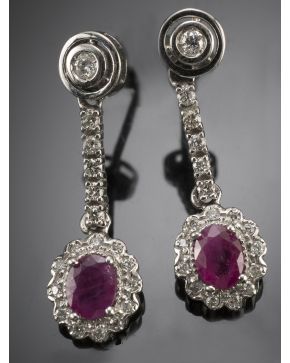 228-PENDIENTES DE CHATONES Y ROSETONES DE RUBIES ORLADOS DE BRILLANTES. Montura de oro blanco de 18 k.