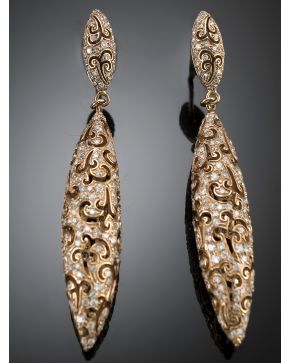 274-ELEGANTE PENDIENTES LARGOS DE BRILLANTES. Montura de oro rosa de 18 k. 