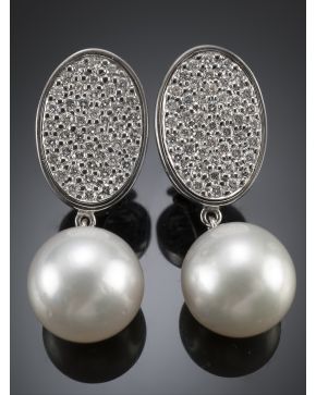 279-PENDIENTES DE BRILLANTES Y PERLA AUSTRALIANA DE 12.5 MM DE DIÁMETRO. Montura de oro blanco de 18 k. 