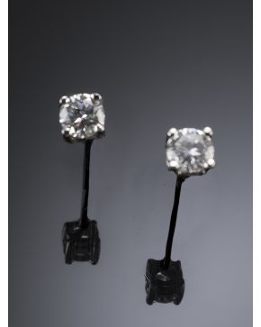 308-PENDIENTES DORMILONAS DE BRILLANTES.Montura de oro blanco de 18k.