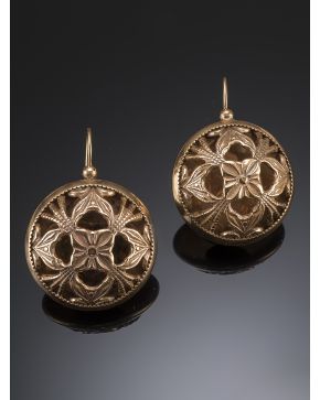 315-PENDIENTES DE CHATONES DE BRILLANTES. Montura de oro blanco de 18 k.