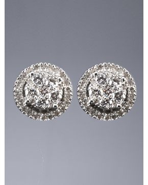 336-ELEGANTES PENDIENTES DE BRILLANTES que suman un total de 0.50 ct. aprox. Sobre una montura de garras de oro blanco de 18k.