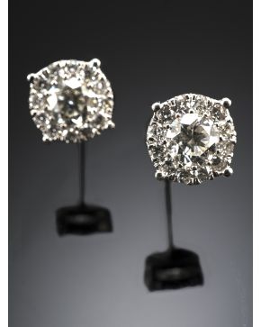 392-PENDIENTES DE BRILLANTES CON UNO CENTRAL DE 1.32CT APROX.Montura de oro blanco de 18k.