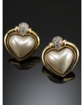 417-ELEGANTES PENDIENTES. AÑOS 80. FIRMADOS MESARA DE MADREPERLA EN FORMA DE CORAZÓN. Montura de oro amarillo de 18k.