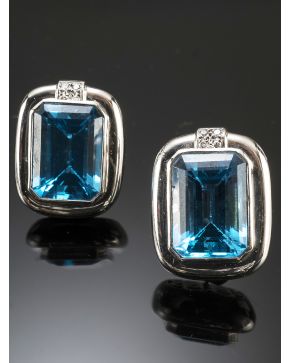 418-PENDIENTES FORMADOS POR TOPACIOA AZULES Y DETALLES DE BRILLANTES. Montura de oro blanco de 18k. 