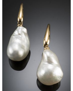 423-PENDIENTES LARGOS DE PERLAS BARROCAS AUSTRALIANAS. Montura de oro amarillo de 18 k.