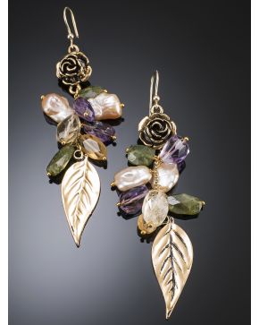 430-ELEGANTES PENDIENTES LARGOS DE HOJAS EN METAL DORADO CON RACIMOS DE PERLAS CULTIVADAS. AMATISTAS Y CUARZOS DE COLORES.