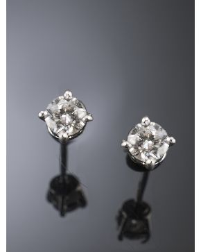 435-PENDIENTES DORMILONAS DE BRILLANTES sobre una montura de finas garras en oro blanco de 18k. Peso total de los brillantes: 0.40 ct. aprox. 